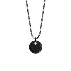 Naszyjnik pancerka z czarną zawieszką w kształcie piłki nożnej. Czarne naszyjniki Lilou, ze stali. Za 278.00 zł.