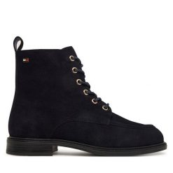 Trzewiki Tommy Hilfiger. Niebieskie botki TOMMY HILFIGER, bez wzorów, bez obcasa, na płaskiej podeszwie, bez zapięcia. Za 649.99 zł.