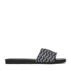 Klapki Juicy Couture. Czarne klapki Juicy Couture, bez wzorów, bez obcasa. Za 159.99 zł.