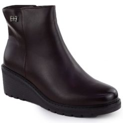 Botki damskie na koturnie bordowe Jezzi RMR2510-2. Czerwone botki Jezzi, bez wzorów, ze skóry ekologicznej, bez obcasa, na koturnie, bez zapięcia. Za 179.99 zł.
