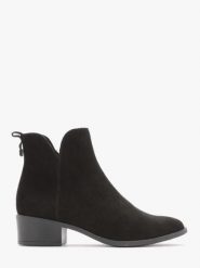 Botki z ozdobną cholewką. Czarne botki Ryłko, bez wzorów, ze skóry, z okrągłym noskiem, bez obcasa, na obcasie, bez zapięcia. Za 429.99 zł.