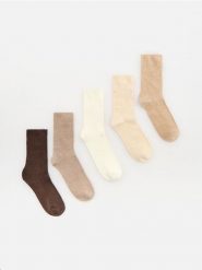 Długie skarpetki 5 pack - brązowy. Brązowe skarpety Reserved, bez wzorów. Za 49.99 zł.