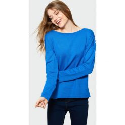 Klasyczny sweter z dekoracyjnymi guzikami. Swetry Greenpoint, bez wzorów, z poliesteru, bez ramiączek. Za 39.99 zł.
