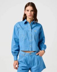 DAMSKA KOSZULA JEANSOWA WRANGLER CUT OFF SHIRT COTTON CANDY BLUE 112362980. Niebieskie koszule Wrangler, s, bez wzorów, z jeansu, bez kołnierzyka, bez ramiączek. Za 169.99 zł.