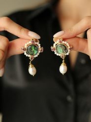 Pierres delicates Pozłacane kolczyki-wkrętki z perłami i kamieniami szlachetnymi rozmiar: onesize. Zielone kolczyki Pierres delicates, z cyrkonią, pozłacane. Za 65.99 zł.