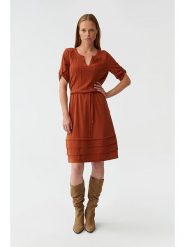TATUUM Sukienka w kolorze jasnobrązowym rozmiar: L. Brązowe sukienki Tatuum, l, bez wzorów, z tkaniny, bez kołnierzyka, bez ramiączek, mini. Za 140.95 zł.