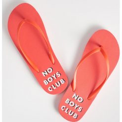 Klapki No boys club - Pomarańczowy. Brązowe klapki Sinsay, bez wzorów, bez obcasa. Za 9.99 zł.