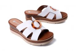 RIEKER REMONTE D2L52-80 white, klapki damskie. Białe klapki Rieker Remonte, z aplikacjami, bez obcasa, na koturnie. Za 244.93 zł.