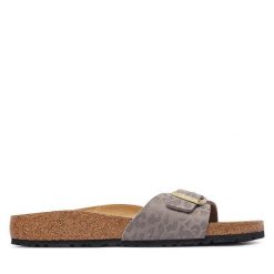 Klapki Birkenstock. Brązowe klapki Birkenstock, bez wzorów, bez obcasa. Za 399.99 zł.