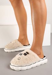 Beżowe Płaskie Kapcie Ozdobione Metalowymi Aplikacjami Emmika. Brązowe obuwie domowe Born2be, z aplikacjami, z jeansu, bez zapięcia. Za 39.99 zł.