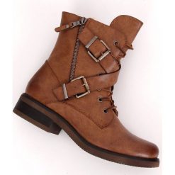 Brązowe Botki militarne workery camel C581 Camel. Brązowe botki ButyModne, bez wzorów, ze skóry ekologicznej, bez obcasa, na płaskiej podeszwie, bez zapięcia. W wyprzedaży za 98.84 zł.