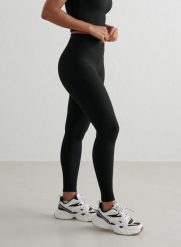 Damskie legginsy szybkoschnące, wysoki stan, kieszonka Ribbed Performance czarne. Czarne legginsy AIM'N, l, bez wzorów, z elastanu, z podwyższonym stanem. Za 254.00 zł.