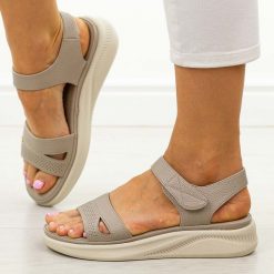 Szare sandały damskie Vinceza 92102. Szare sandały VINCEZA, bez wzorów, z jeansu, biznesowe, bez obcasa, bez zapięcia. Za 139.00 zł.