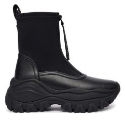 Botki Buffalo. Czarne botki Buffalo, bez wzorów, bez obcasa, na płaskiej podeszwie, bez zapięcia. Za 479.99 zł.