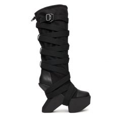 Kozaki United Nude. Czarne kozaki United Nude, bez obcasa, na koturnie, bez zapięcia. Za 2,039.00 zł.