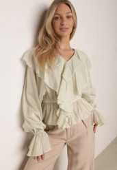 Zielona Bluzka Elegancka z Falbanami z Rozszerzanymi Rękawami Irintora. Zielone bluzki Born2be, l, bez wzorów, z jeansu, eleganckie, bez kołnierzyka, bez ramiączek. Za 149.99 zł.