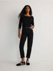 Jeansy boyfriend slim - czarny. Czarne jeansy Reserved, bez wzorów. W wyprzedaży za 99.99 zł.