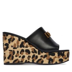 Klapki Guess. Czarne klapki Guess, z aplikacjami, bez obcasa. Za 549.99 zł.