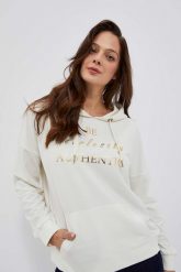 Bluza z kapturem i ozdobnym napisem perłowa. Białe bluzy MOODO, l, bez wzorów, z bawełny, z kapturem. W wyprzedaży za 62.99 zł.