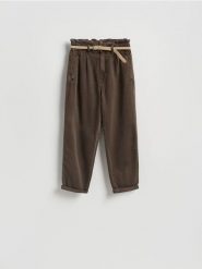 Jeansy paperbag z paskiem - brązowy. Brązowe jeansy Reserved, bez wzorów. Za 149.99 zł.