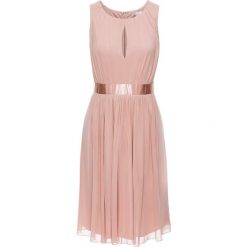 Sukienka bonprix stary jasnoróżowy. Czerwone sukienki bonprix, bez wzorów, retro, bez kołnierzyka, bez ramiączek. Za 129.99 zł.