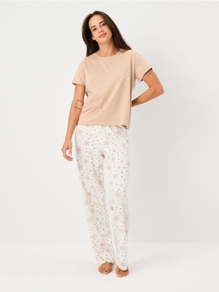 Bawełniana piżama dwuczęściowa z motywem świątecznym - beżowy. Brązowe piżamy Sinsay, bez wzorów, z bawełny, bez ramiączek. Za 29.99 zł.