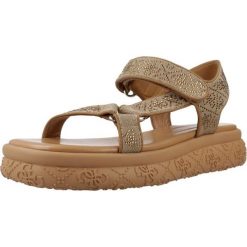 Sandały GUESS FLJLD2 FAL03 Brązowy. Brązowe sandały Guess, z aplikacjami, z syntetyku, sportowe, bez obcasa, bez zapięcia. Za 541.99 zł.