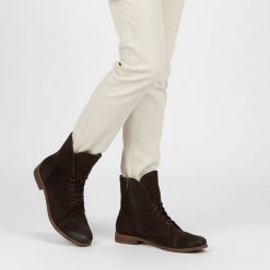 Botki damskie Armodo, skórzane za kostkę na płaskim obcasie i zapinane na zamek, czekolada, 4600. Brązowe botki Armodo, na jesień, bez wzorów, z weluru, za kostkę, bez obcasa, na płaskiej podeszwie, bez zapięcia. Za 356.99 zł.