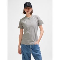Damska koszulka polo Hummel Travel. Szare koszulki polo Hummel, bez wzorów, bez kołnierzyka, bez ramiączek. W wyprzedaży za 141.50 zł.