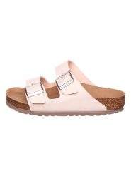 Birkenstock Klapki "Arizona" w kolorze jasnoróżowym rozmiar: 41. Różowe klapki Birkenstock, bez wzorów, z otwartym noskiem, bez obcasa. Za 395.31 zł.