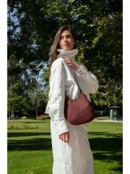 Christian Laurier Skórzana torebka "Mika" w kolorze bordowym - 26 x 21 x 2 cm rozmiar: onesize. Czerwone torby na ramię Christian Laurier, bez wzorów, z materiału, na ramię, bez dodatków. Za 300.78 zł.