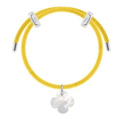 Bransoletka Liana, posrebrzana w kolorze żółtym z okrągłą koniczyną z masy perłowej. Białe bransoletki Lilou, z perłą, posrebrzane. Za 268.00 zł.