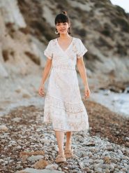 Isla Bonita by SIGRIS Sukienka w kolorze beżowym rozmiar: XL. Brązowe sukienki Isla Bonita by SIGRIS, xl, bez wzorów, z bawełny, bez kołnierzyka, bez ramiączek, midi, rozkloszowane. Za 206.42 zł.
