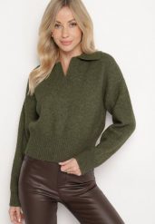 Zielony Sweter o Krótkim Kroju z Kołnierzykiem i Dekoltem w Serek Valentarisa. Zielone swetry Born2be, bez wzorów, z bawełny, bez ramiączek. Za 139.99 zł.