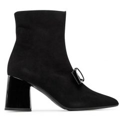 Botki Baldowski. Czarne botki Baldowski, bez wzorów, bez obcasa, na słupku, bez zapięcia. Za 799.99 zł.