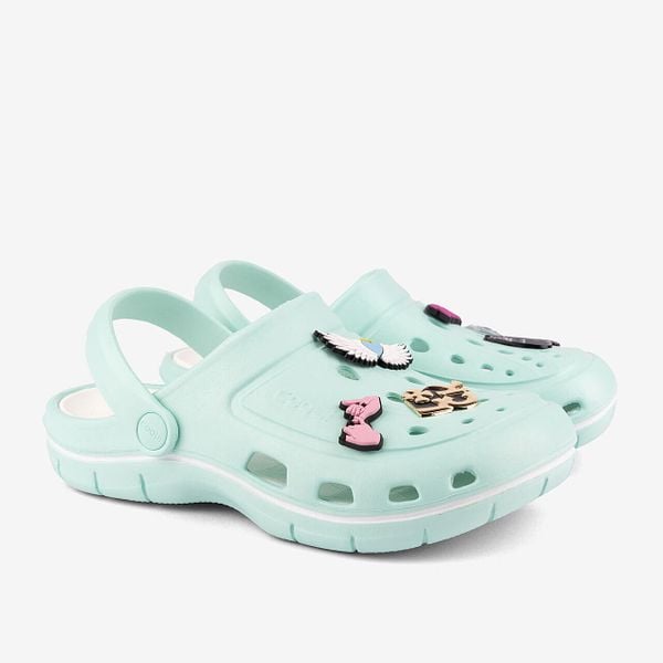 Klapki damskie Coqui. Zielone klapki Coqui, bez wzorów, bez obcasa. Za 133.99 zł.