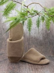 Kapcie - beżowy. Brązowe obuwie domowe Sinsay, bez wzorów, bez zapięcia. Za 19.99 zł.