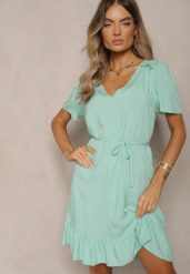 Zielona Sukienka o Pudełkowym Kroju z Paskiem w Talii i Falbaną Credela. Zielone sukienki Renee, na co dzień, m, bez wzorów, eleganckie, bez kołnierzyka, bez ramiączek, mini, dopasowane. Za 44.99 zł.