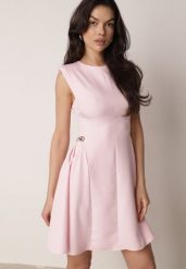 Różowa Elegancka Sukienka Bez Rękawów Zdobiona Przypinkami w Talii Rhaegina. Czerwone sukienki Born2be, na co dzień, m, z aplikacjami, eleganckie, bez kołnierzyka, bez ramiączek, mini, proste. Za 169.99 zł.