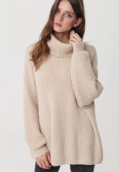 Beżowy Golf Oversize Out Of This World. Brązowe golfy Born2be, bez wzorów, z dzianiny, bez ramiączek. Za 129.99 zł.