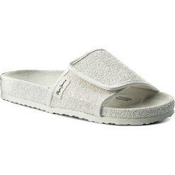 Klapki PEPE JEANS - Oban Moon PLS90325 White 800. Białe klapki Pepe Jeans, bez wzorów, z jeansu, bez obcasa. W wyprzedaży za 149.00 zł.
