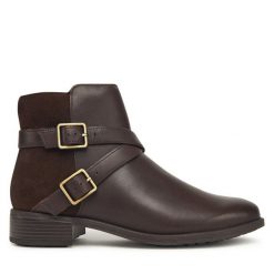 Botki Clarks. Brązowe botki Clarks, bez wzorów, bez obcasa, na płaskiej podeszwie, bez zapięcia. Za 479.99 zł.