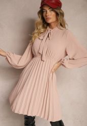 Różowa Plisowana Sukienka o Eleganckim Kroju z Wiązaniem przy Dekolcie i Gumką w Pasie Belorinda. Czerwone sukienki Renee, na co dzień, bez wzorów, eleganckie, bez kołnierzyka, bez ramiączek, mini, kopertowe. Za 69.99 zł.