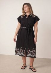Czarna Rozkloszowana Sukienka Koszulowa z Wiskozy z Haftem i Wiązanym Paskiem Adellis. Czarne sukienki Born2be, na co dzień, na lato, plus size, z aplikacjami, z materiału, boho, bez kołnierzyka, plus size, bez ramiączek, midi, dopasowane. Za 129.99 zł.