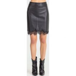 SPÓDNICA MANUELA Guess. Czarne spódnice Guess, na co dzień, z aplikacjami, z koronki, mini, proste. Za 369.00 zł.