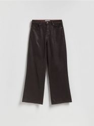 Woskowane jeansy wide leg - mahoniowy. Brązowe jeansy Reserved, bez wzorów. Za 179.99 zł.