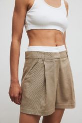 Eleganckie szorty z lnem w kolorze TAUPE - ORIO-XL. Białe szorty Marsala, bez wzorów, z bawełny, eleganckie. W wyprzedaży za 159.95 zł.