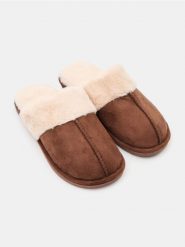 Kapcie z futerkiem - brązowy. Brązowe obuwie domowe Sinsay, bez wzorów, bez zapięcia. Za 29.99 zł.