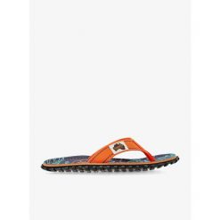 Japonki Gumbies Islander Canvas Flip-Flops. Brązowe klapki Gumbies, bez wzorów, bez obcasa. Za 122.20 zł.