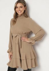 Ciemnobeżowa Sukienka z Falbanami i Marszczonym Golfem z Dodatkowym Wiązanym Paskiem Savelina. Brązowe sukienki Born2be, na imprezę, bez wzorów, eleganckie, bez kołnierzyka, bez ramiączek, rozkloszowane. Za 44.99 zł.